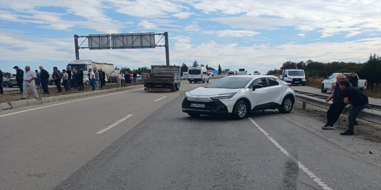 Tekirdağ’ın Saray ilçesinde midibüs, otomobil ve tırın karıştığı kazada 3 kişi yaralandı
