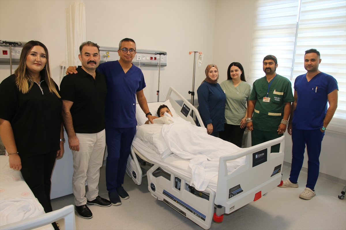 Elini makineye sıkıştıran çocuğun doku kaybına uğrayan parmakları başarılı operasyonla dikildi