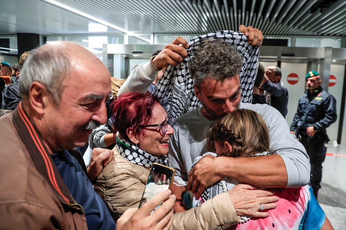 Küresel Sumud Filosu'nda İsrail tarafından alıkonulan 7 İtalyan aktivist daha Roma'ya döndü