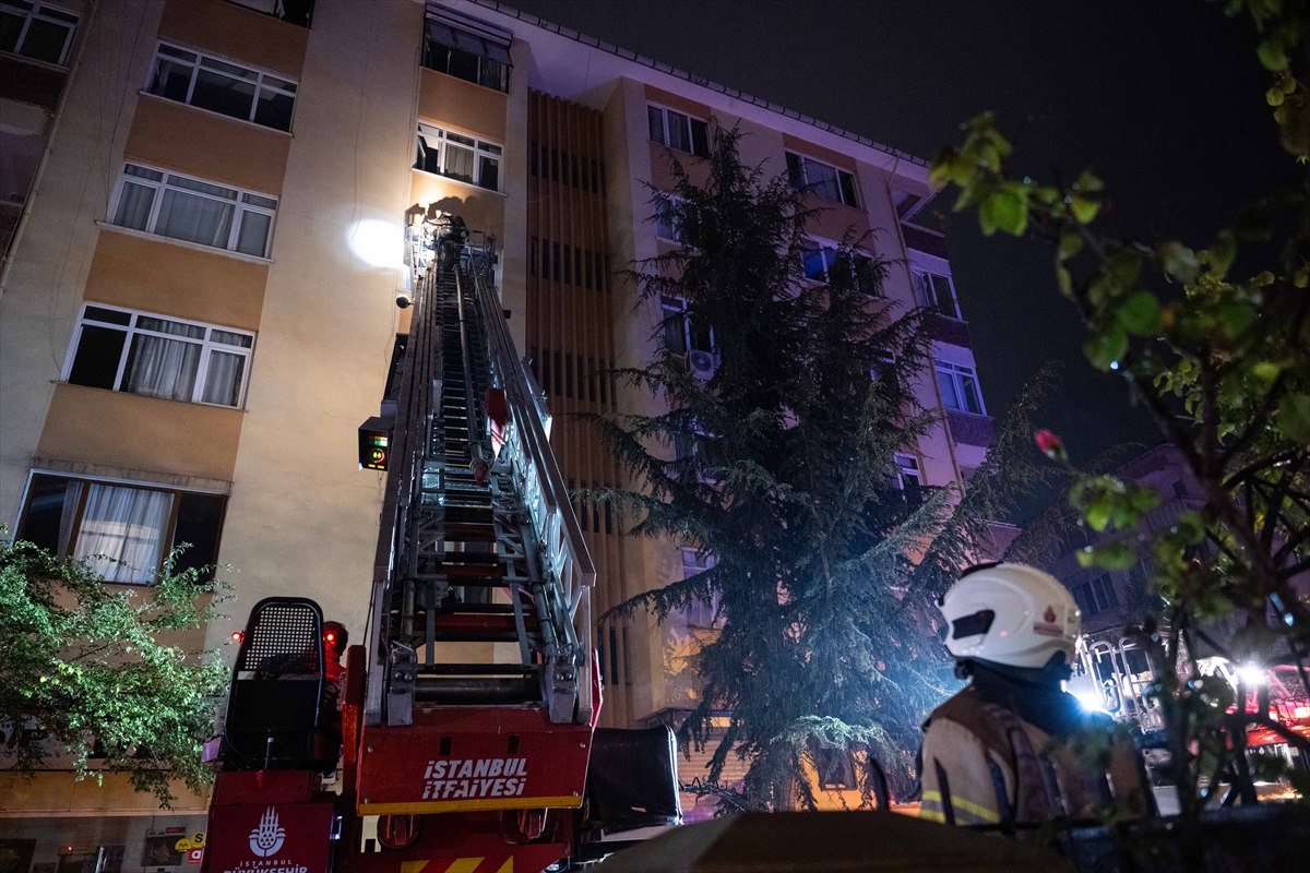 Kadıköy'de 5 katlı binada çıkan yangında 20 kişi dumandan etkilendi