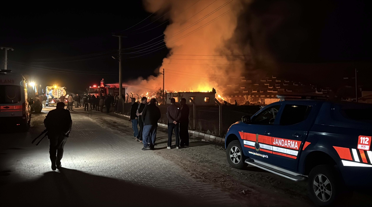 Kırıkkale'de saman balyalarında çıkan yangına müdahale ediliyor