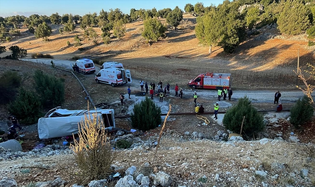 Mersin'de şarampole devrilen işçi servisindeki 5 kişi öldü, 14 kişi yaralandı