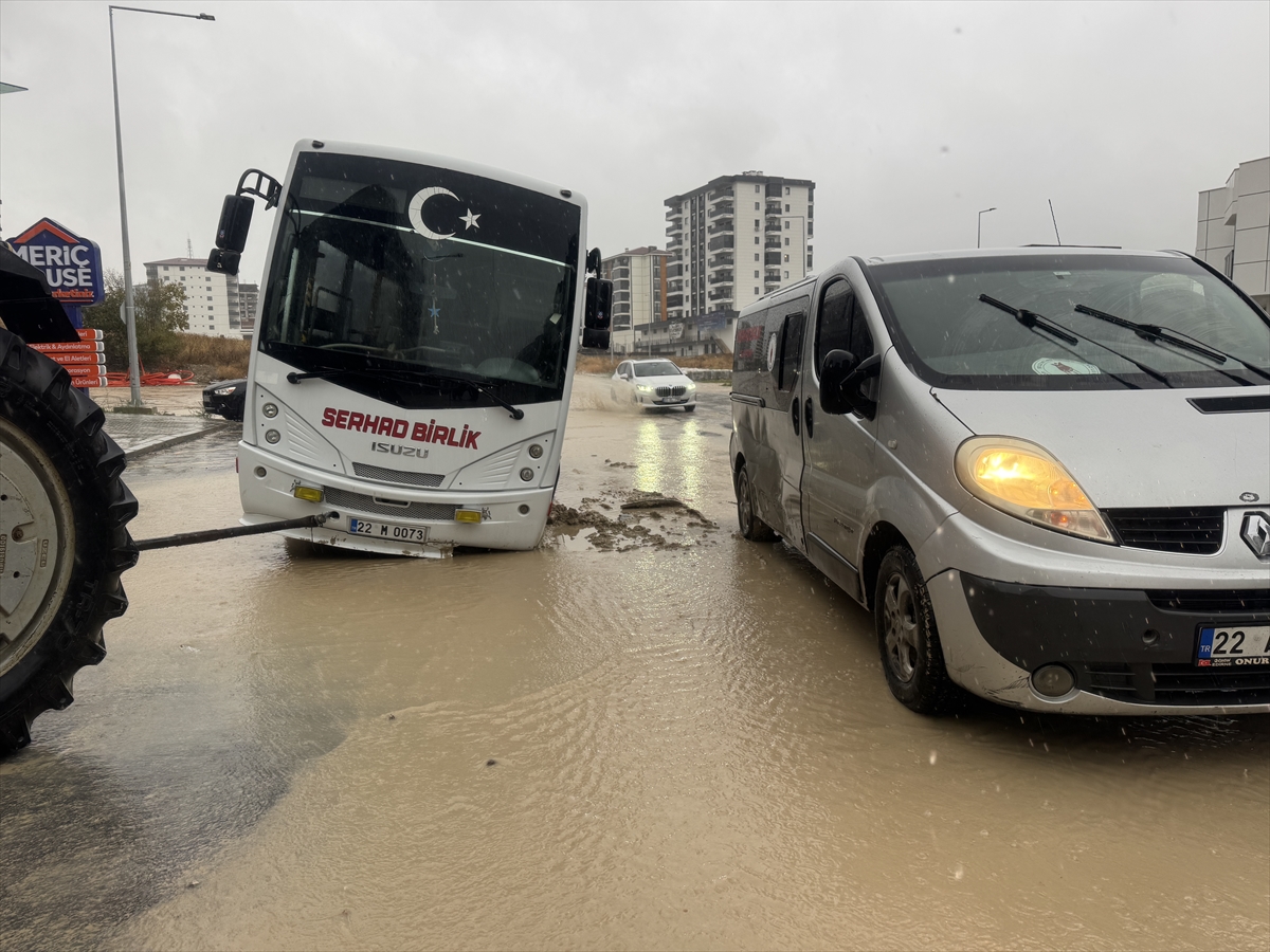 Edirne'de sağanak nedeniyle çöken yolda oluşan çukura giren minibüste hasar oluştu