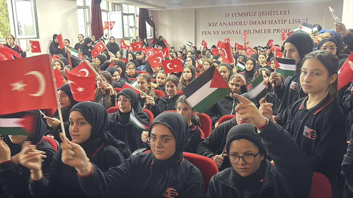 İzmir'de öğrenciler Filistin'de yaşanan zulme dikkati çekti