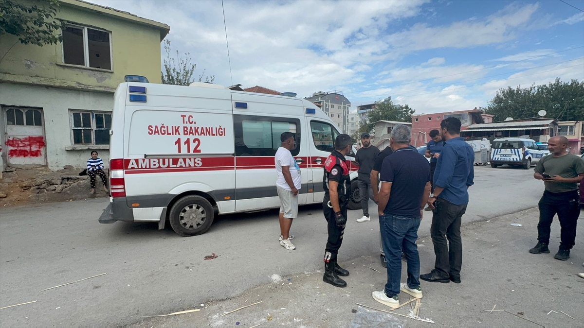 Antalya'da husumetli iki aile arasında çıkan silahlı kavgada 2 kişi yaralandı