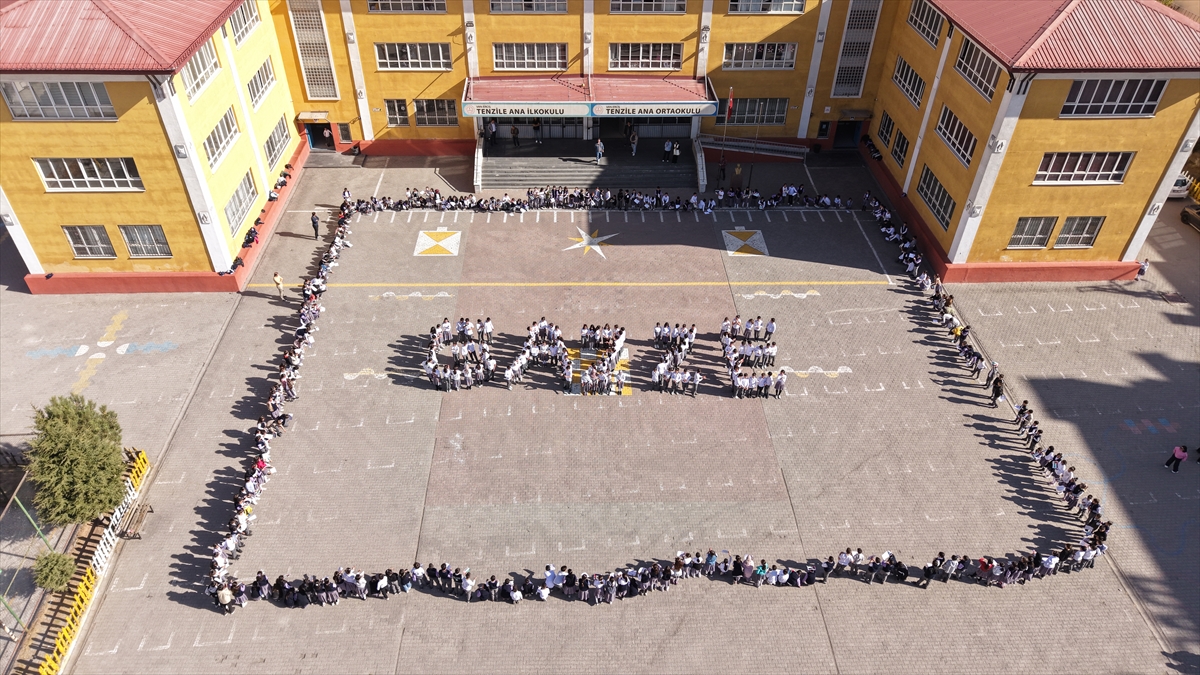 Vanlı öğrenciler "Gazze" koreografisi oluşturdu