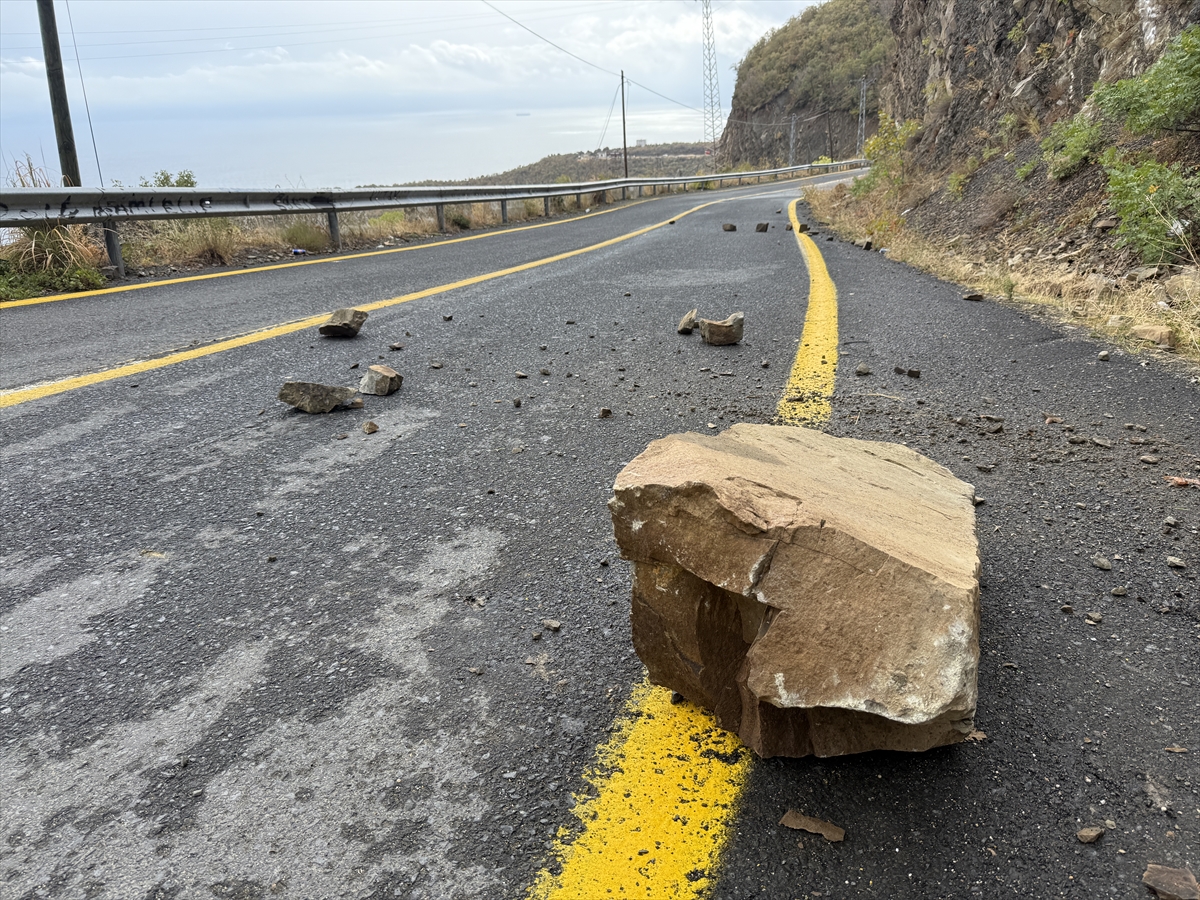 Tekirdağ'da sağanak nedeniyle kara yoluna yamaçlardan kopan kaya parçaları düştü