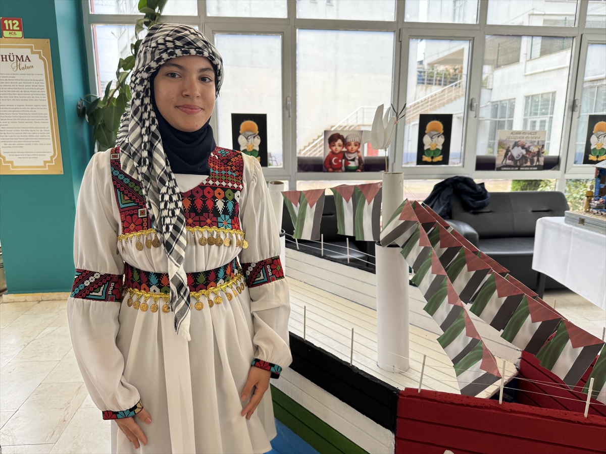 İstanbul'da okullardaki farkındalık etkinliğinde Gazze'ye yönelik saldırılar maketlerle anlatıldı