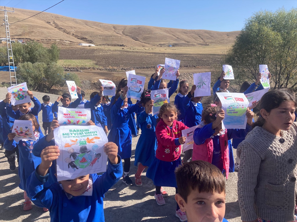 Kars'ın kırsal köyünde ilkokul öğrencilerinden Filistin'e destek yürüyüşü