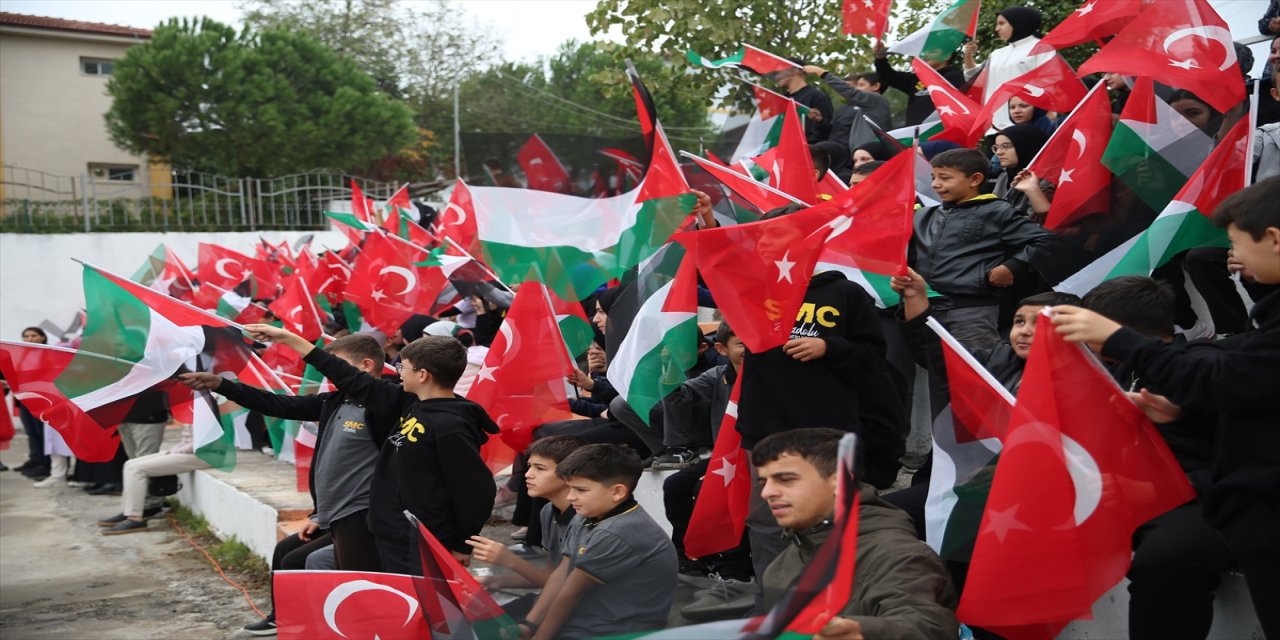 Sakarya’da lise öğrencileri üç dilde Filistin mesajı verdi: “Adalet kazansın, çocuklar ölmesin”