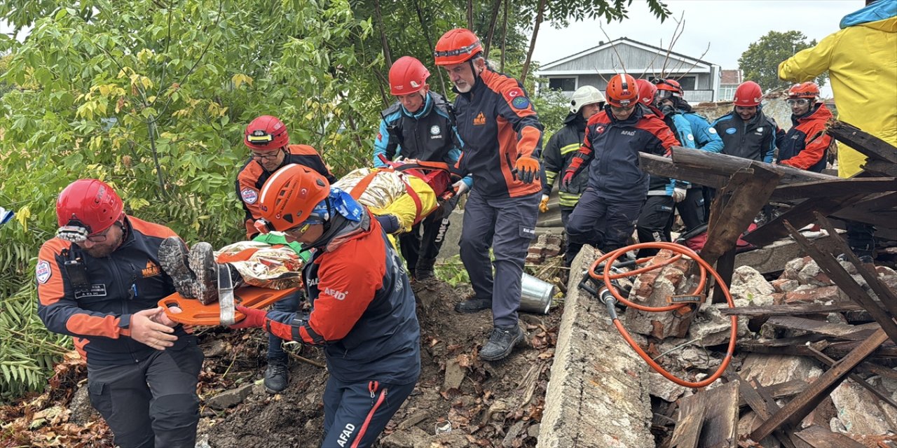Edirne'de 6,2 büyüklüğünde deprem senaryosu ile düzensiz göçmen kurtarma tatbikatı başarıyla gerçekleştirildi.