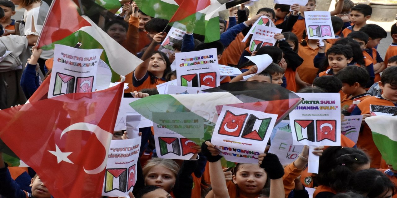 Trabzon, Giresun ve Ordu'da öğrenciler, "Filistin ve Gazze" temalı farkındalık etkinlikleri düzenledi.