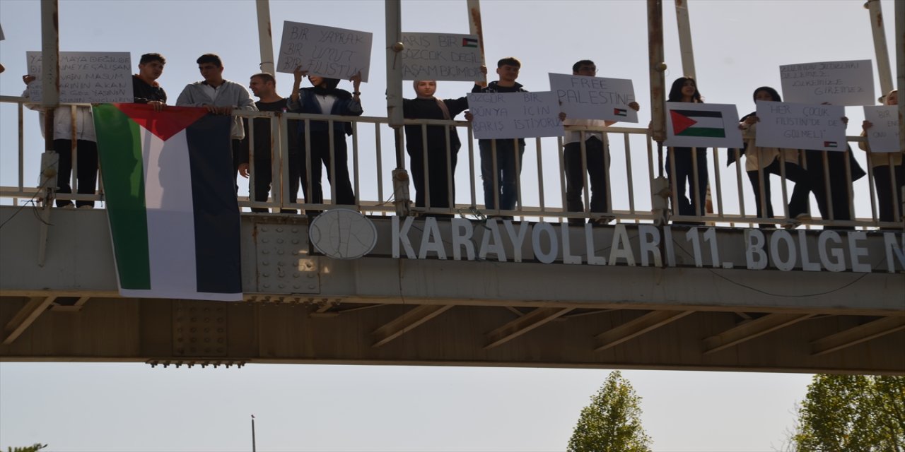 Muş’ta lise öğrencileri İsrail’in Gazze saldırılarını protesto etti, Filistin bayraklarıyla farkındalık yürüyüşü yaptı.