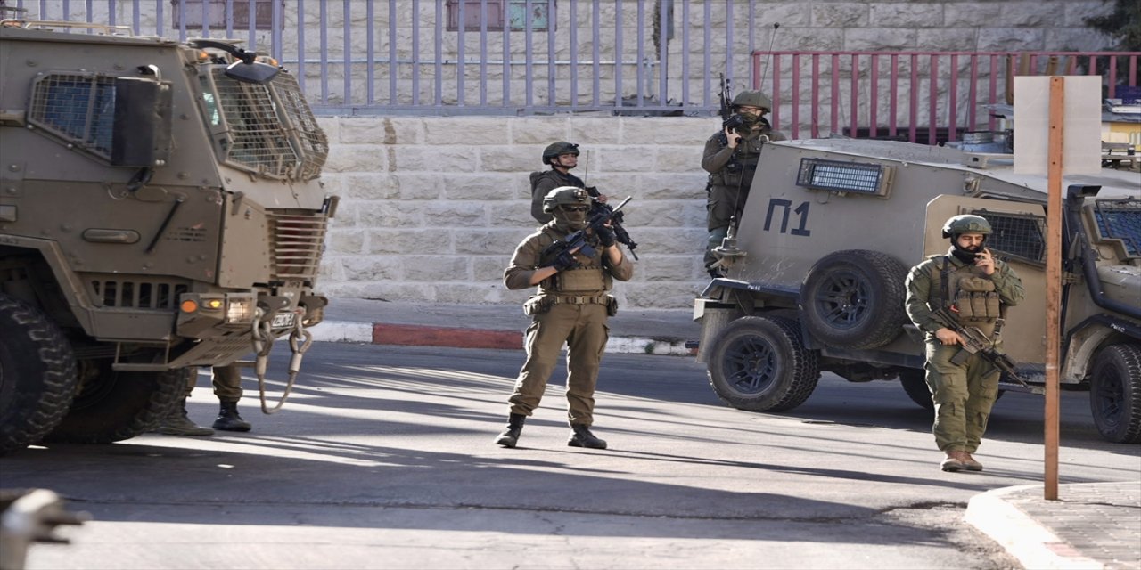 İsrail ordusu Batı Şeria’nın El-Bire kentine baskın düzenledi, kontrol noktaları kurdu, çok sayıda Filistinli gözaltına alındı.