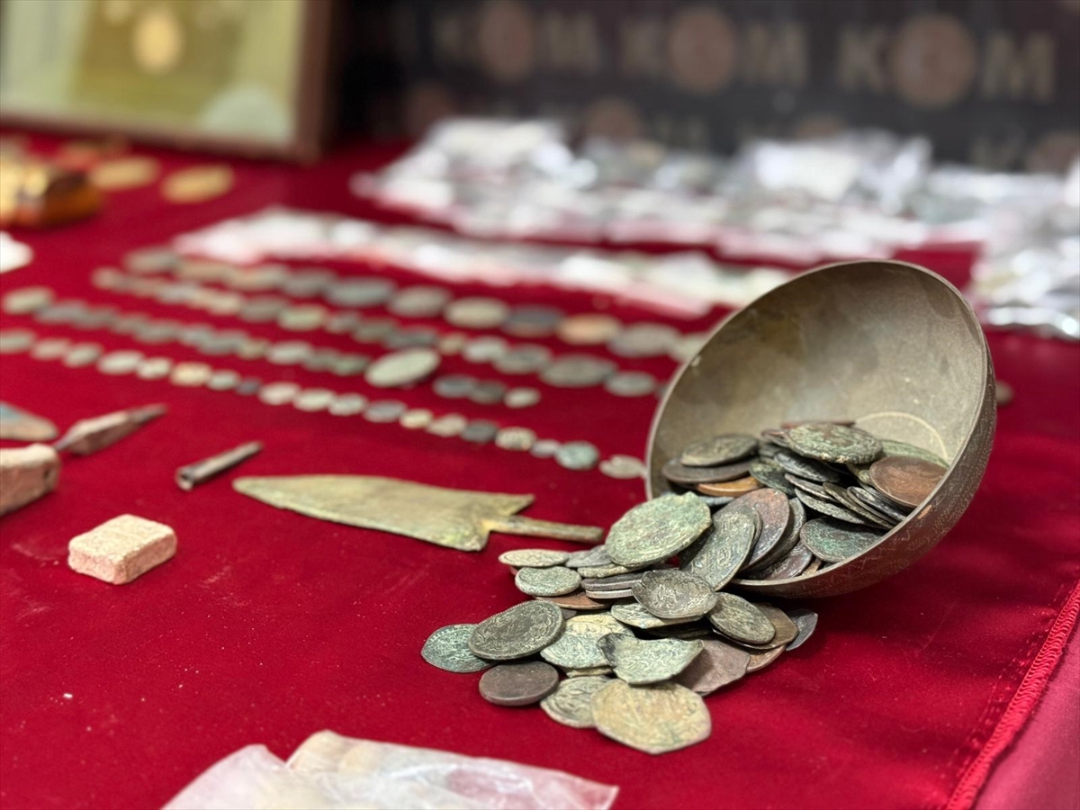 İzmir'de tarihi eser operasyonunda 2 bin 433 obje ele geçirildi