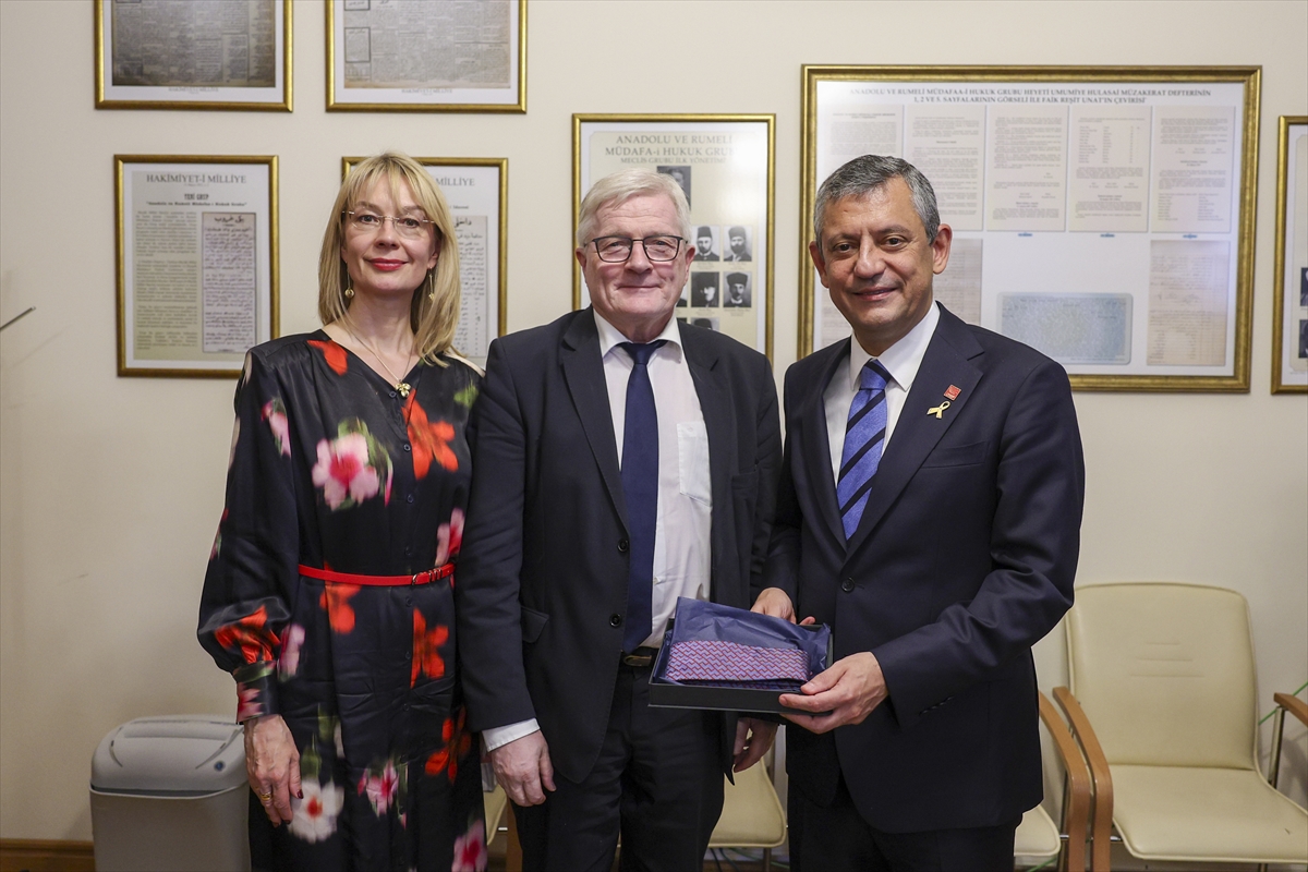 CHP Genel Başkanı Özel, Finlandiya Parlamentosu Dışişleri Komisyonu Başkanı Koskinen'le görüştü