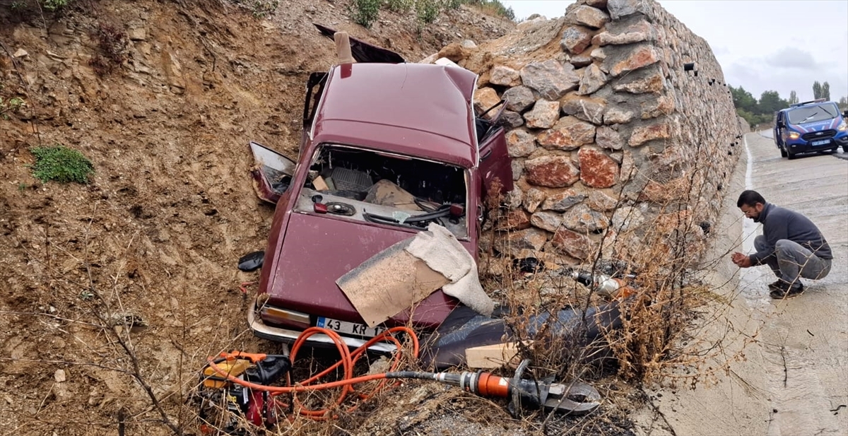 Kütahya'da istinat duvarına çarpan otomobilin sürücüsü ile eşi öldü