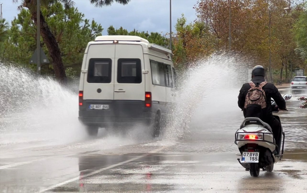 Antalya'da sağanak ve fırtına hayatı olumsuz etkiledi