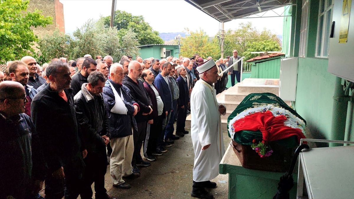 İzmir'de yolda yürürken tüfekle vurulan kadının cenazesi defnedildi