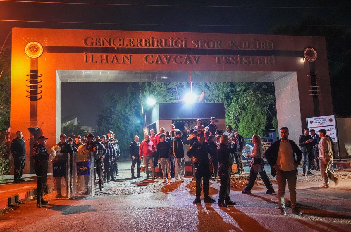 Gençlerbirliği taraftarı, genel kurul talebiyle Beştepe'de toplandı