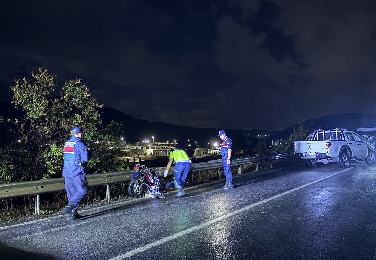 İzmir'de pikap ile elektrikli bisikletin çarpıştığı kazada 1 kişi öldü, 1 kişi ağır yaralandı