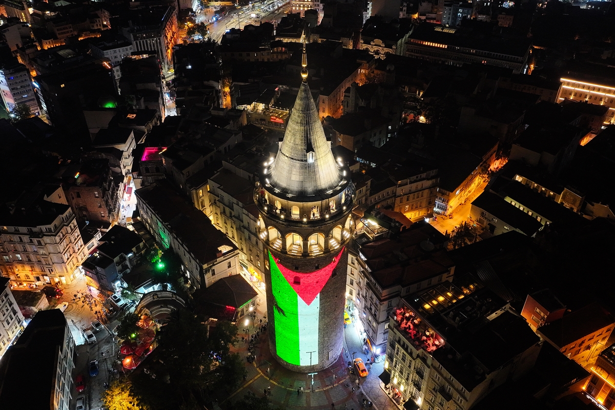 Galata Kulesi'ne Filistin bayrağı yansıtıldı