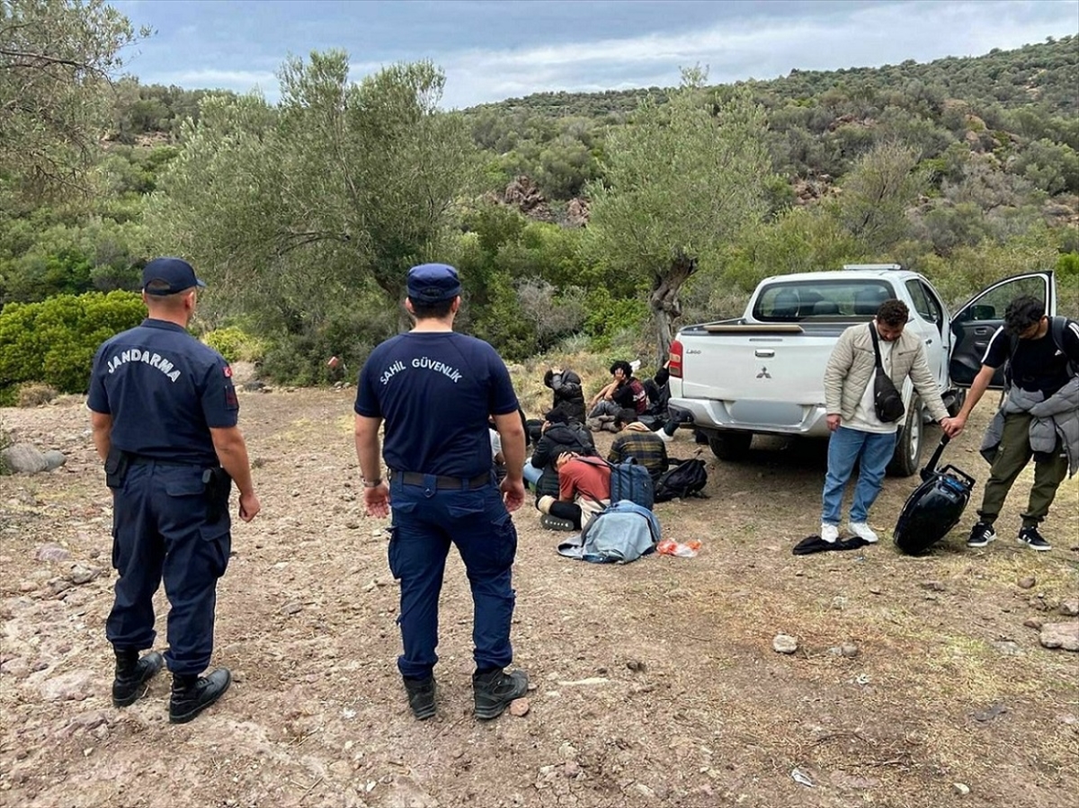 İzmir'de 35 düzensiz göçmen kurtarıldı, 14 düzensiz göçmen yakalandı