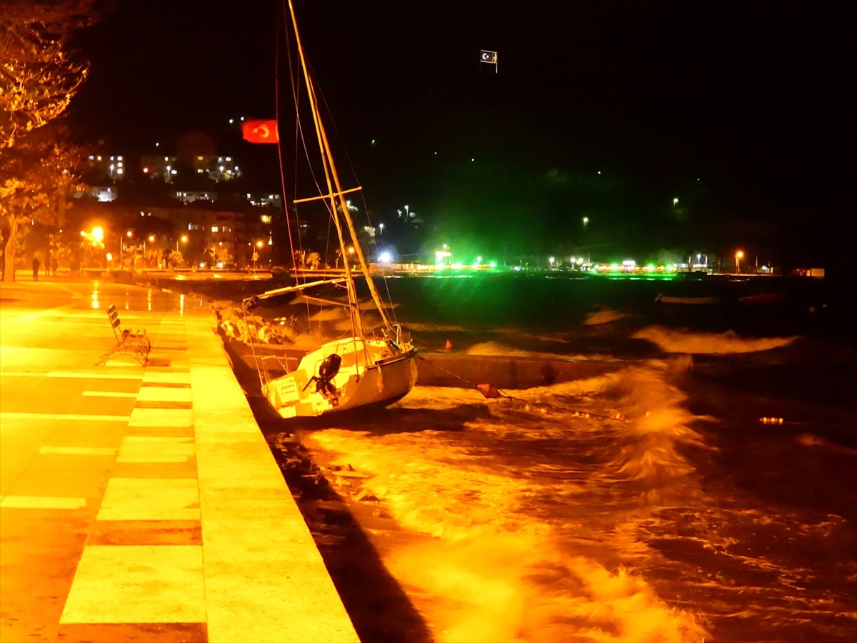 Erdek Körfezi'nde fırtına etkili oluyor, tekneler kıyıya vurdu