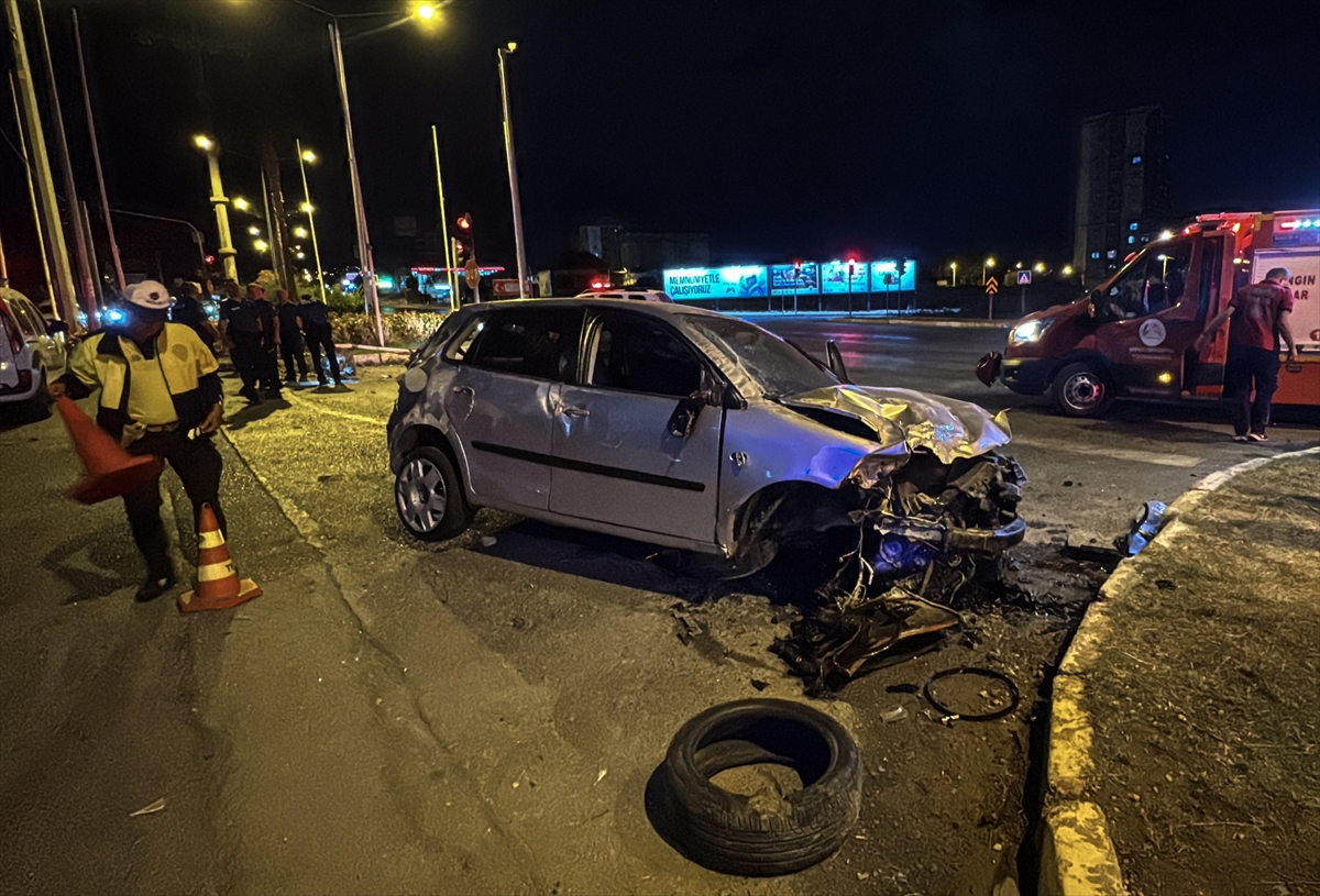 Mersin'de kavşaktaki direklere ve refüje çarpan otomobil sürücüsü yaralandı