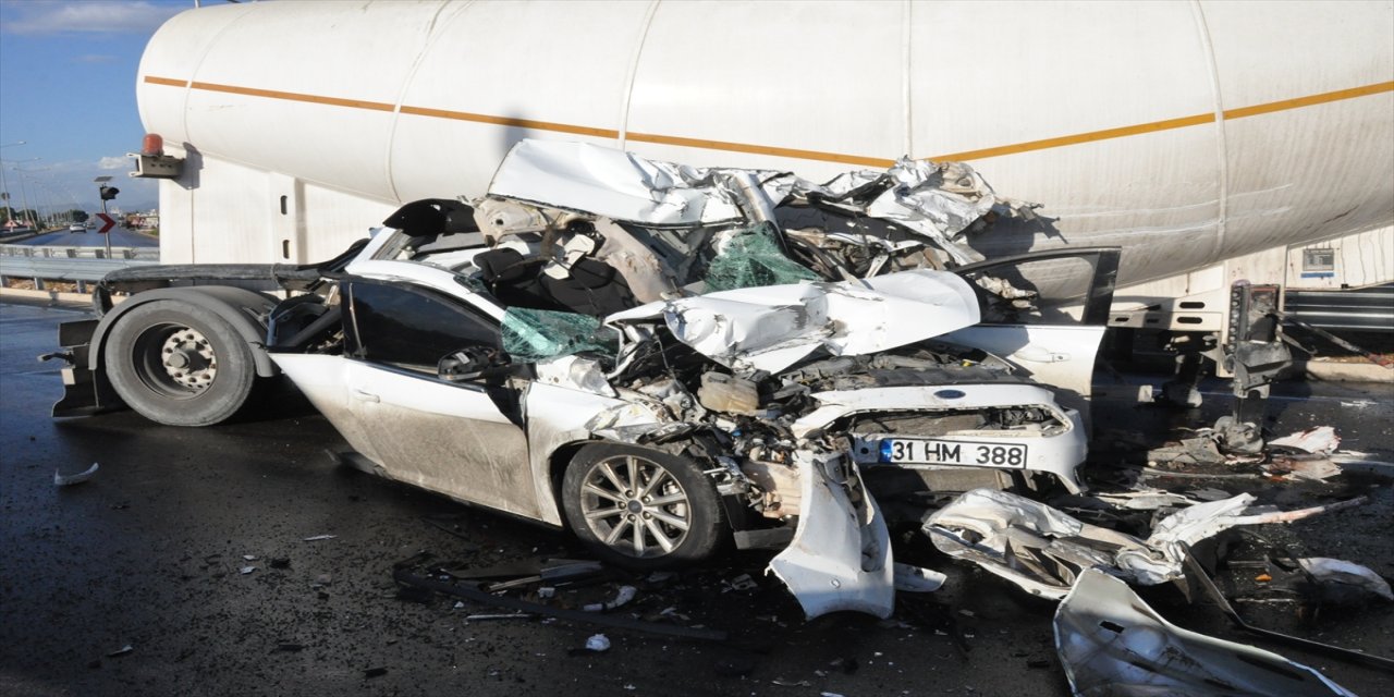Mersin'in Silifke ilçesinde üç aracın karıştığı zincirleme trafik kazasında 1 kişi yaralandı, trafik 3 saat aksadı.