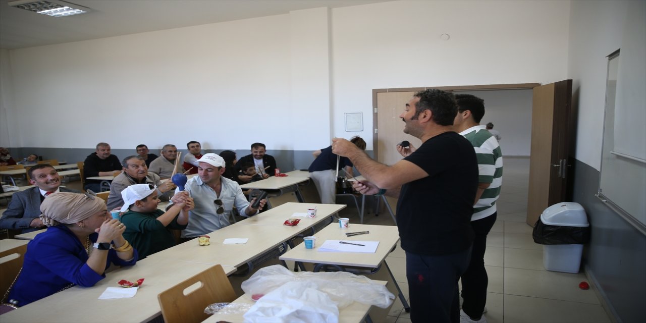 Kastamonu’da özel gereksinimli çocuklar babalarıyla “Güçlü Baba Güçlü Özel Birey Projesi” kapsamında etkinlik yapıyor.