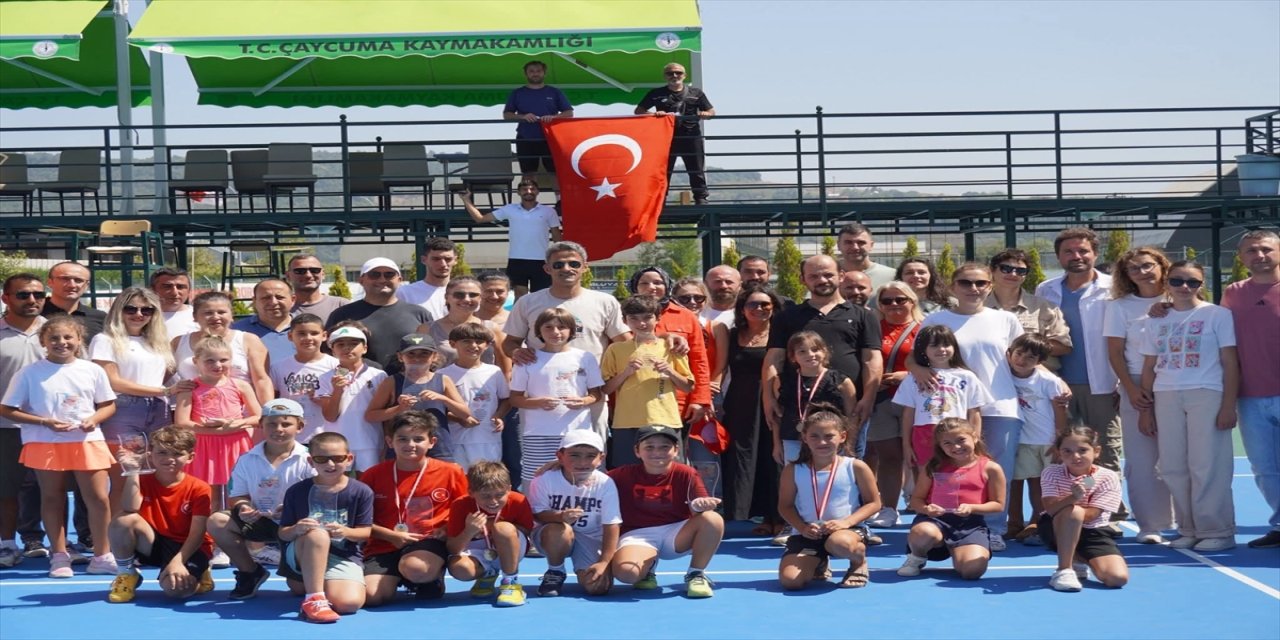 Kaymakam Kaya, Çaycuma’da gençleri spora yönlendirmek için 7 tenis kortu kazandırdı.