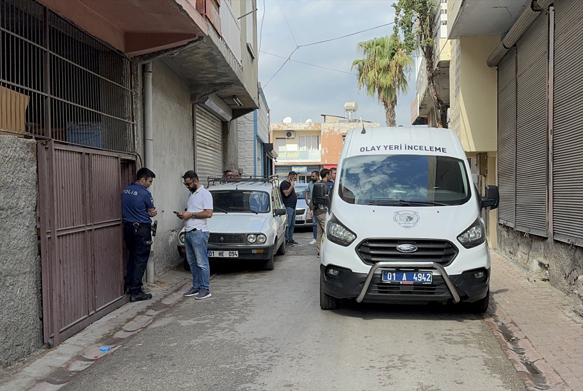 Adana'da polis ve sağlık ekibine saldıran şizofreni hastası silahla bacağından vuruldu