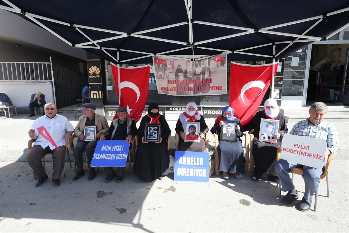 Muş'ta evlatlarına kavuşmak isteyen aileler, DEM Parti önündeki eylemlerini sürdürdü