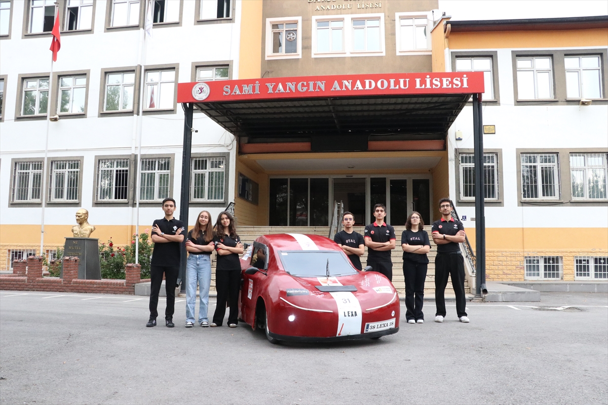 Liseliler okulun atölyesinde ürettikleri elektrikli araç "Lexa"yı geliştirmek için çalışıyor