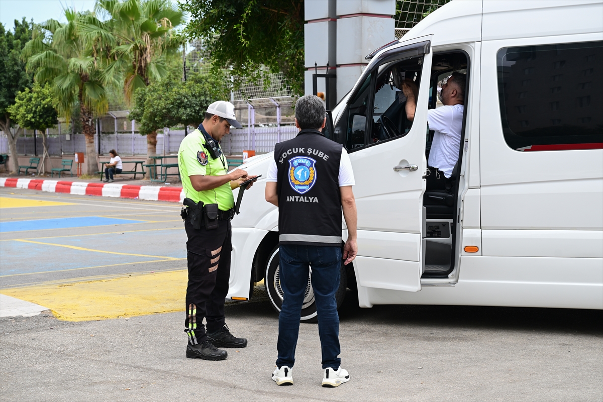 Antalya'da "Güvenli Okullar" projesiyle her okula bir polis görevlendirildi