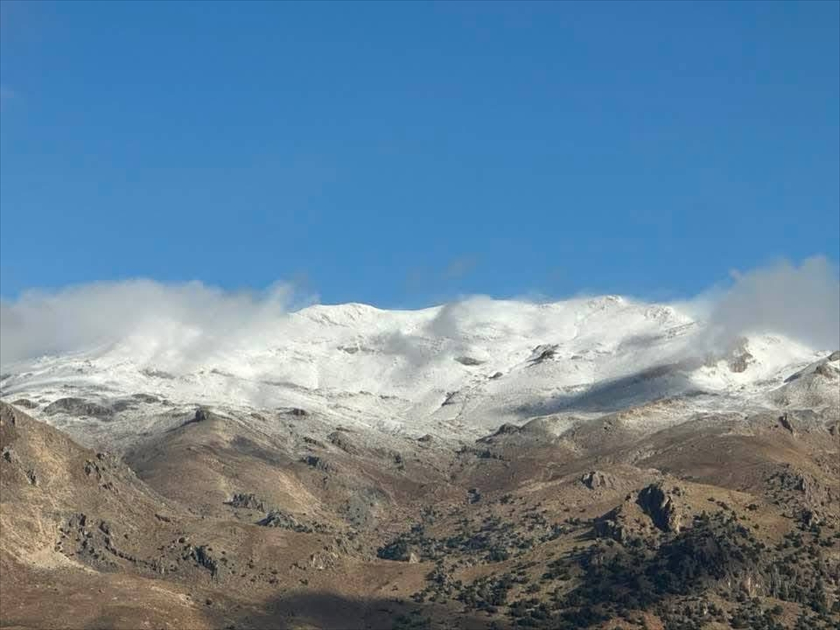 Kaş ilçesinde yüksek kesimlere kar yağdı