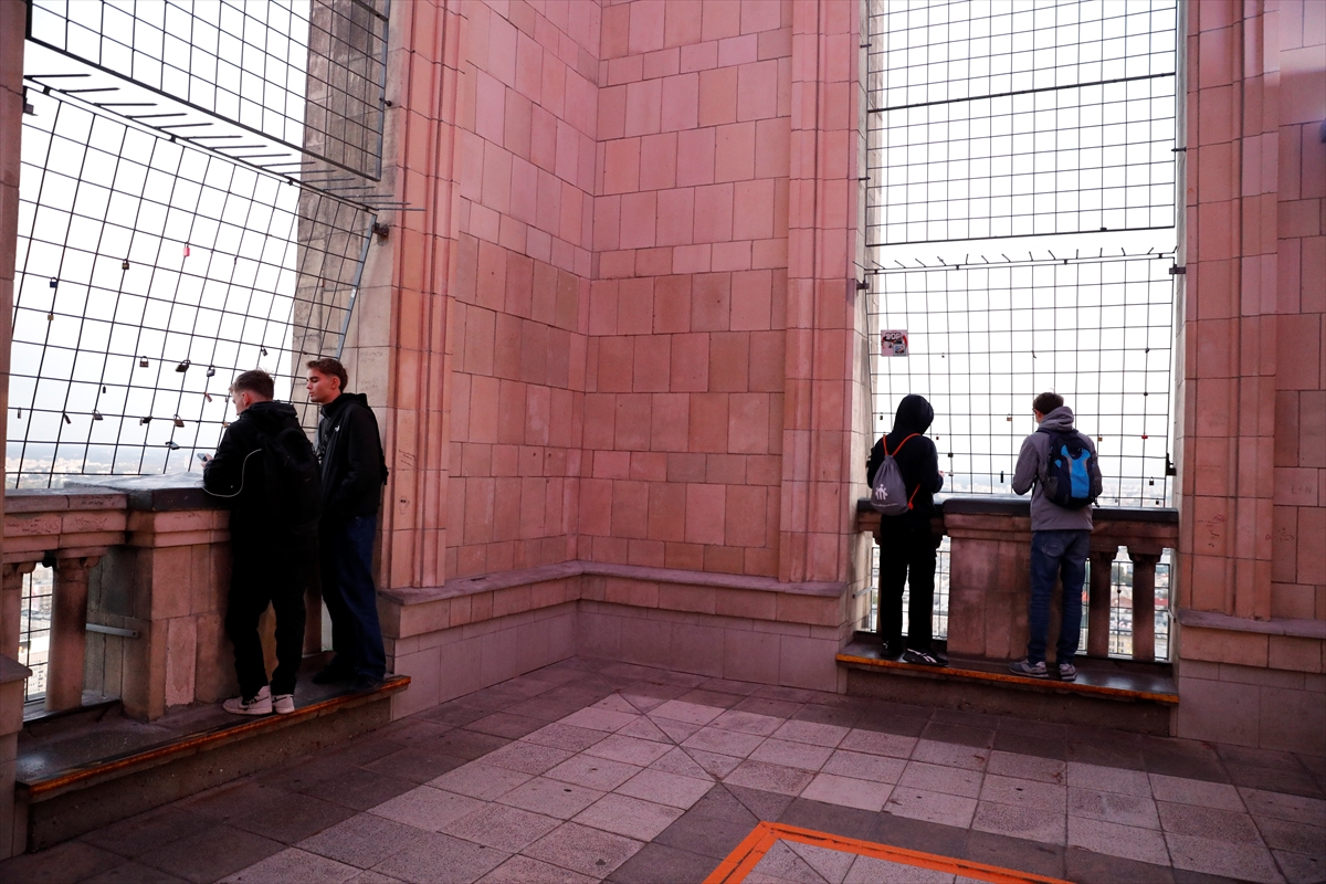 Varşova'nın Kültür ve Bilim Sarayı turistleri ağırlıyor