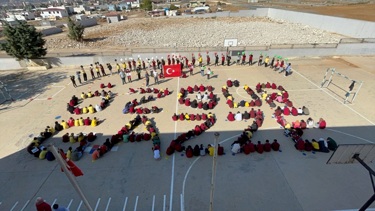 Gaziantep'te öğrenciler "Özgür Gazze" yazılı koreografi oluşturdu