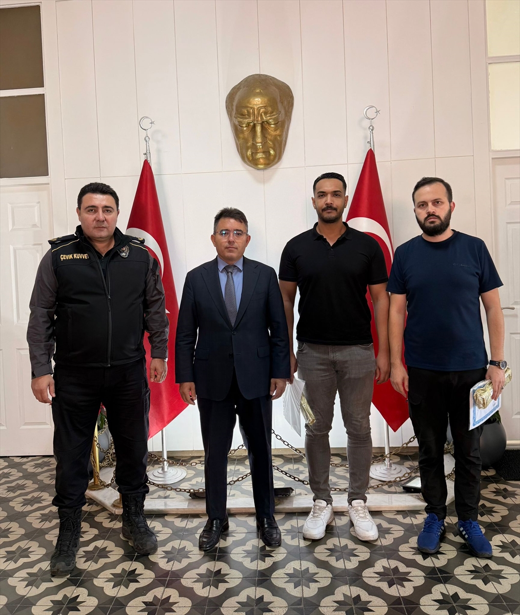 Marmaris'te bir kadını silahlı saldırıdan kurtaran polislere teşekkür belgesi verildi