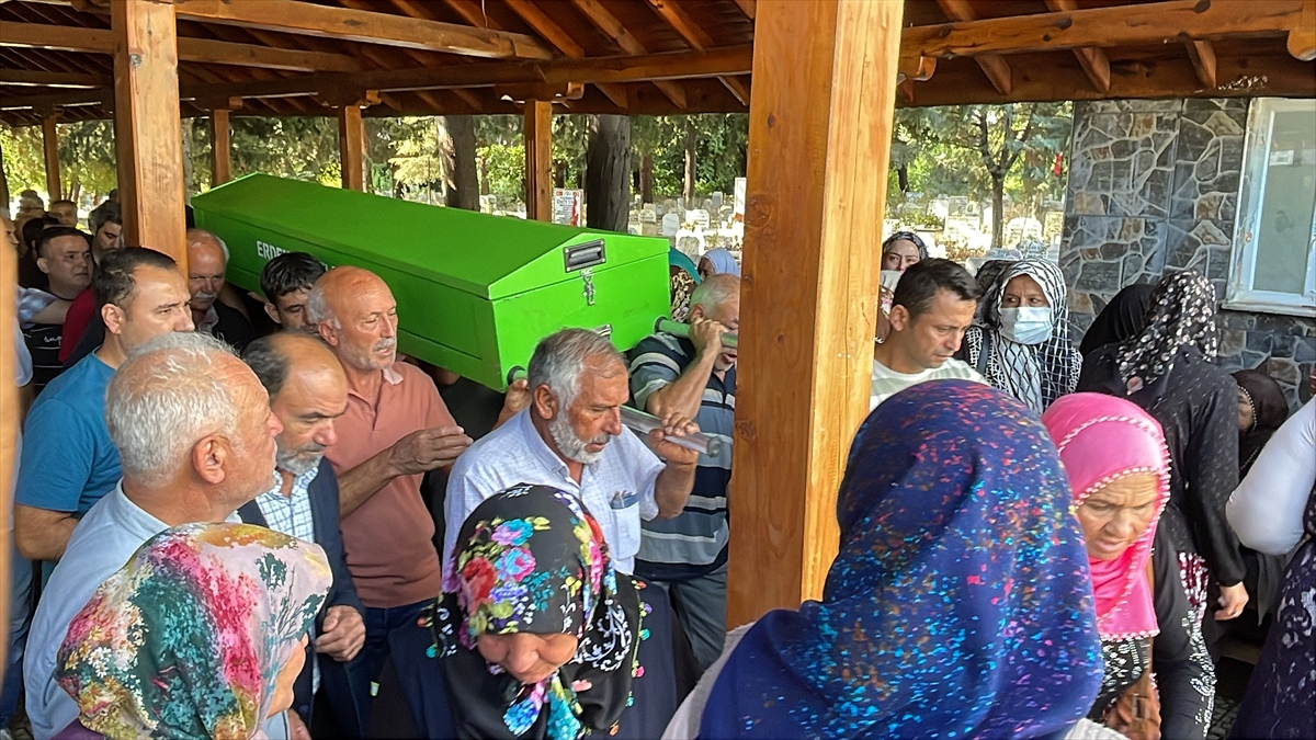 Mersin'de minibüsün şarampole yuvarlandığı kazada ölen 3 kişi defnedildi