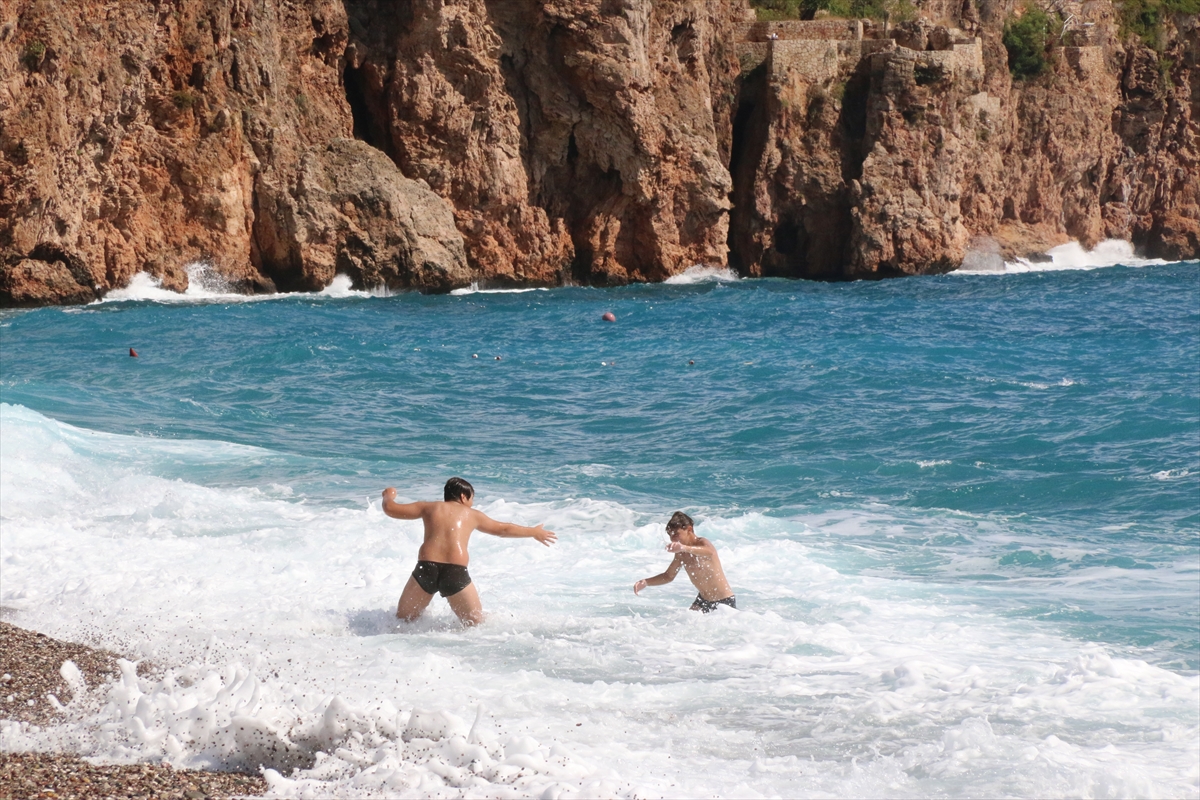 Antalya'da yabancı turistler dalgalara rağmen denize girdi