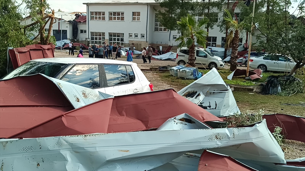 Adana'da fırtına nedeniyle uçan okulun çatısı park halindeki araçlara zarar verdi