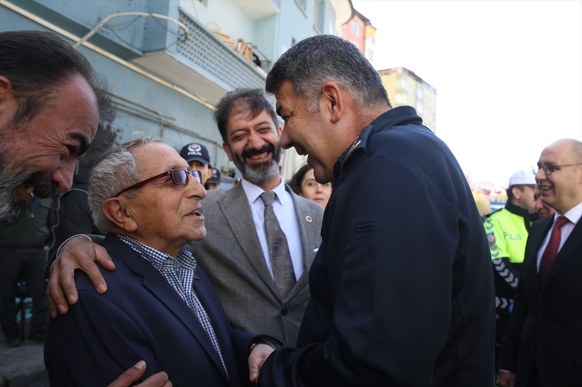 Polisin bir eli kadife bir eli demir yumruk.