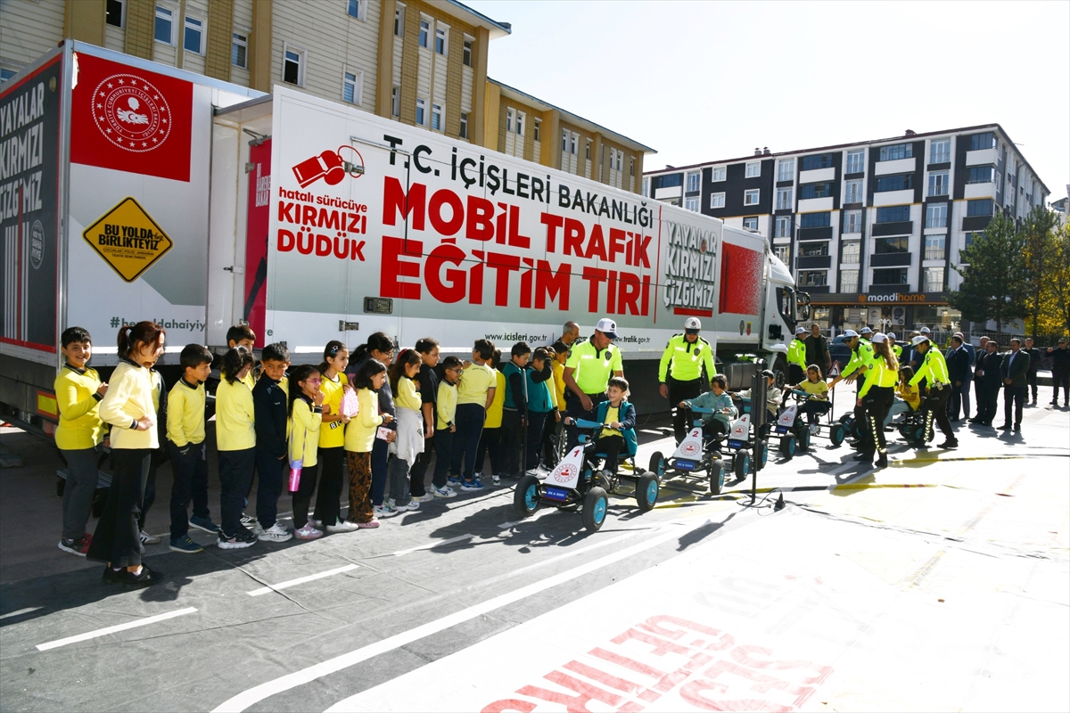 Ardahan'da çocuklar mobil eğitim tırında trafik kuralları hakkında bilgilendirildi