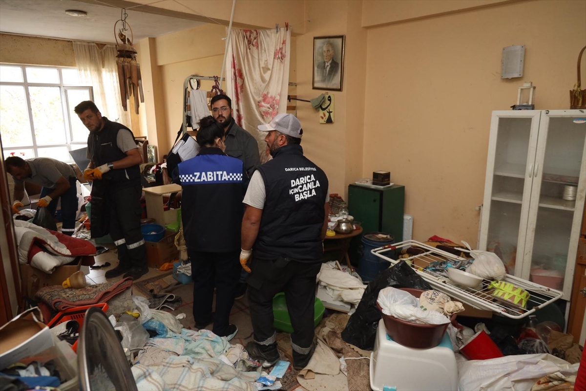 Kocaeli'de bir evden 2 kamyon çöp çıktı