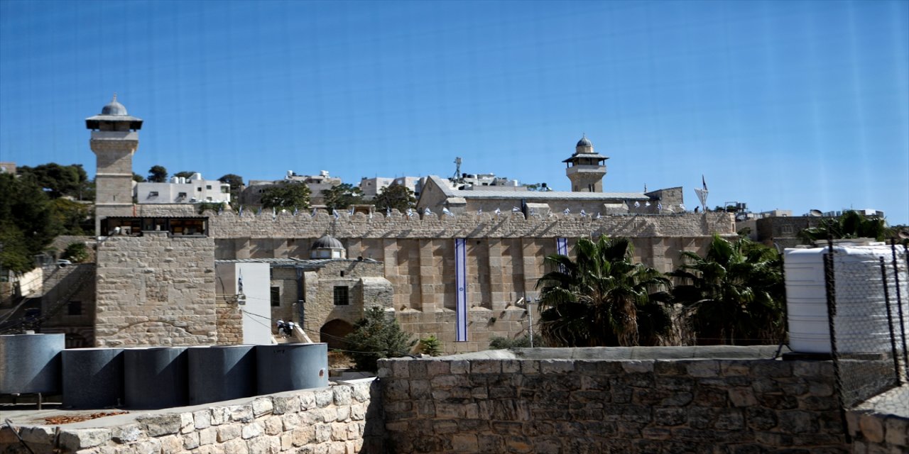 İsrail, Batı Şeria’daki Harem-i İbrahim Camisi’ni iki gün kapattı; Yahudi bayramı gerekçesiyle ibadete engel oldu.