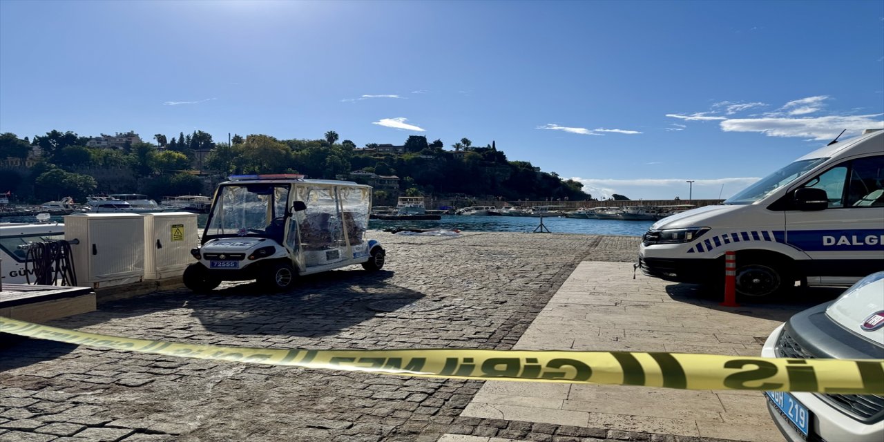 Antalya Muratpaşa açıklarında denizde erkek cesedi bulundu.