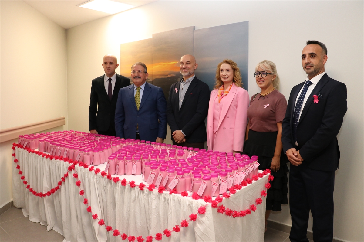 Antalya'da meme kanserine sağlıklı içecekle dikkat çekildi