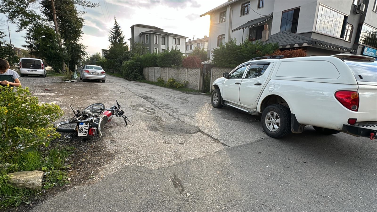 Düzce'de pikap ile çarpışan motosikletteki 2 kişi yaralandı